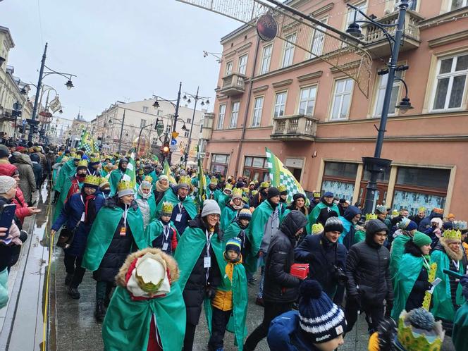 Kolorowy Orszak Trzech Króli w Łodzi. W centrum miasta pojawiło się mnóstwo osób [ZDJĘCIA]