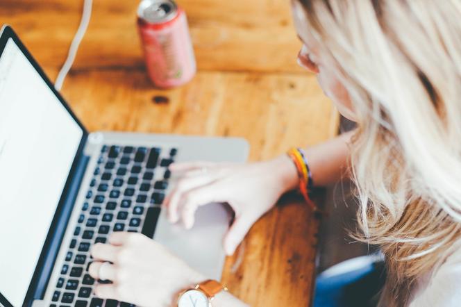 Kosztowne skutki internetowej znajomości – nie daj się oszukać!