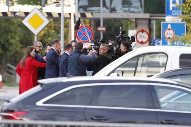 Karol Nawrocki przyjechał do TVP. Symboliczny gest i mocne wsparcie z zaplecza