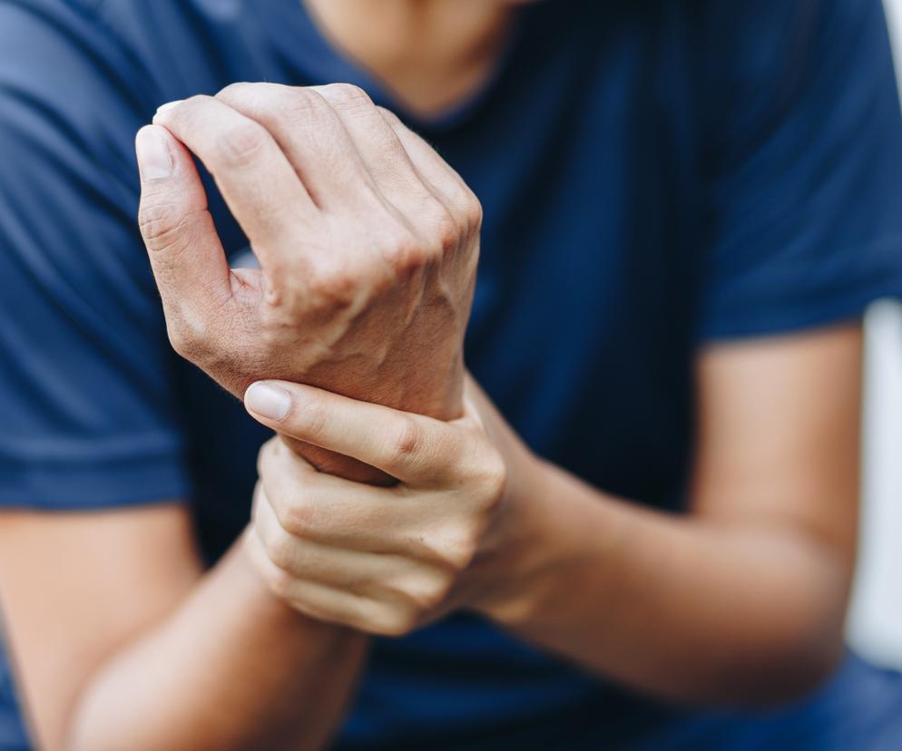 To objaw wielu dolegliwości. Dostrzeżesz go na dłoni