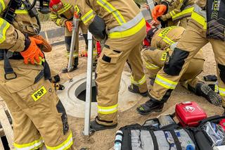 Dwóch mężczyzn uwięzionych w studni. Jeden był nieprzytomny
