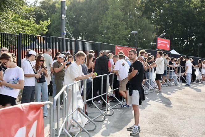 Koncert 50 Centa w Warszawie. Tłumy fanów przed PGE Narodowym! [ZDJĘCIA]