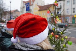 Pod Komendą Miejską Policji w Olsztynie stanęła oryginalna choinka. Każdy może ją rozebrać [ZDJĘCIA]