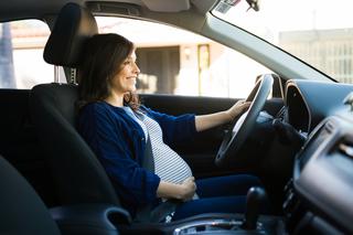 W ciąży za kółkiem. Do kiedy można prowadzić samochód w ciąży?