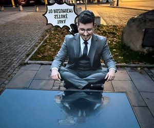 Radny PiS w środku miasta jako kielecki narcyz! Skrytykował lustro, sam został pokazany w krzywym zwierciadle
