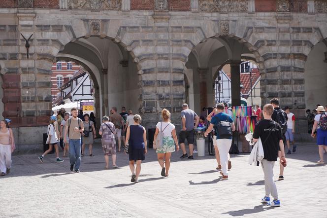 Tłumy turystów w Gdańsku. Ulice pękają w szwach