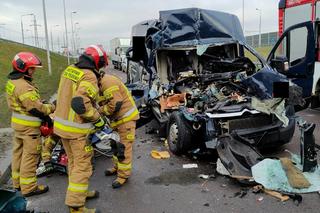 Citroen wbił się w tira. Ranny 28-latek i 5-latka