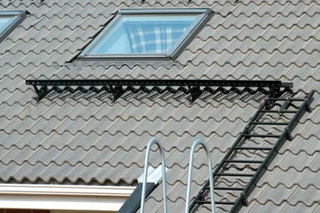 Montaż wyłazów dachowych i stopni kominiarskich: kiedy musisz wykonać te zabezpieczenia?