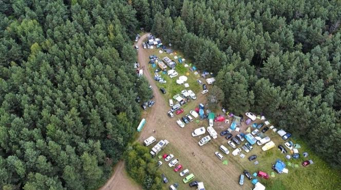 Nielegalny festiwal w środku lasu w Siamoszycach 