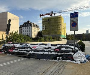 Wrocław szykuje się na powódź. W centrum wszędzie leżą worki z piaskiem