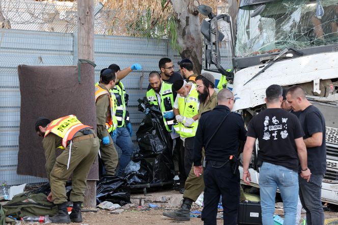 Ciężarówka wjechała w przystanek. Hamas przyznaje się do ataku 