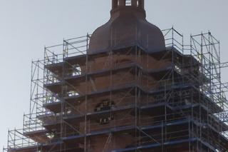 Tarcze zegarowe wróciły na katedralną wieżę w Gorzowie​, ale remont jeszcze trwa