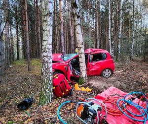 Tragiczny wypadek pod Środą Wielkopolską. Samochód wypadł z drogi i rozbił się na drzewach