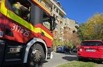 Strażacy monitorowali uszkodzenia bloku podczas wyburzania biurowca