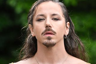 Michał Szpak odsłania umięśniony tors w kusym topie. Udana stylizacja? [ZDJĘCIA]