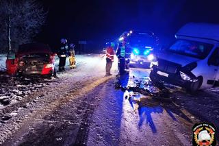 Czołowe zderzenie pod Bydgoszczą! Dwie osoby poszkodowane [ZDJĘCIA]