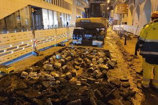 Ekipa remontowa musiała przebijać się przez szyny i kostkę brukową