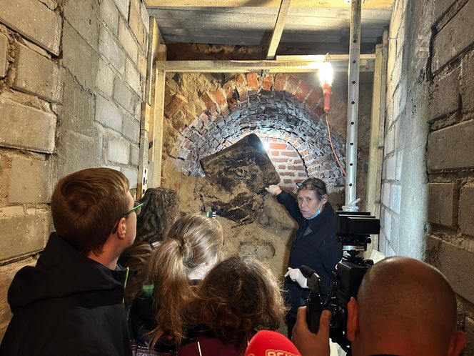 Pierwsze odkrycia w tajemniczej krypcie w Kazimierzu Biskupim