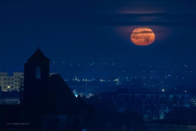 Księżyc nad Wrocławiem jak czerwony ziemniak [ZDJĘCIE]