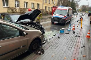 Tarnów. 19-latek stracił panowanie nad bmw i uderzył w renault. Prawo jazdy miał dwa tygodnie