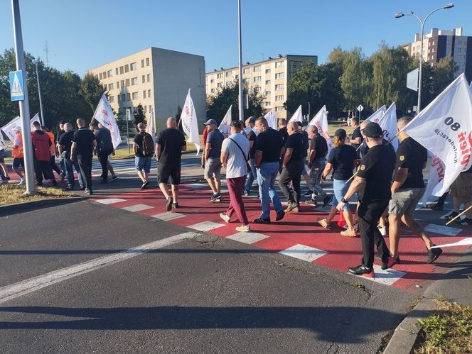 Protest górników w Jastrzębiu-Zdroju. Blokują kluczowe rondo i główne drogi