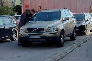 Dwulatka uwięziona w rozgrzanym aucie. Policjanci wybili szybę, by uratować dziecko