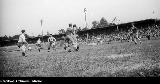 Stadion Olimpijski we Wrocławiu tuż po wojnie. To tutaj rozgrywano mecze piłki nożnej