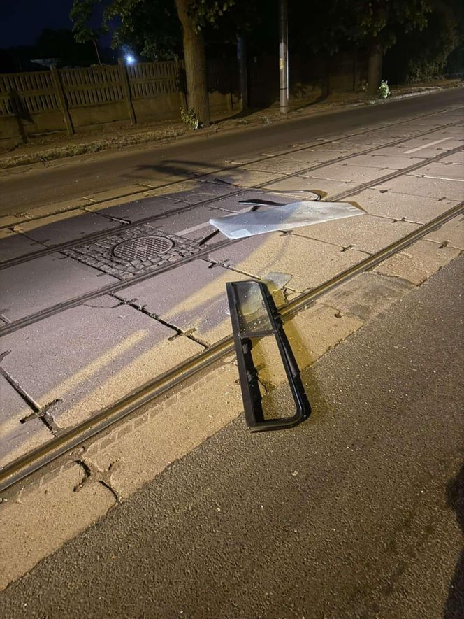 Grupa nastolatków zdemolowała tramwaj