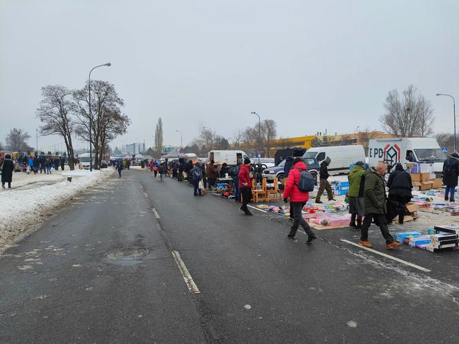 Giełda samochodowa w Łodzi. Przyciąga klientów, ale sprzedawcy nie są zadowoleni