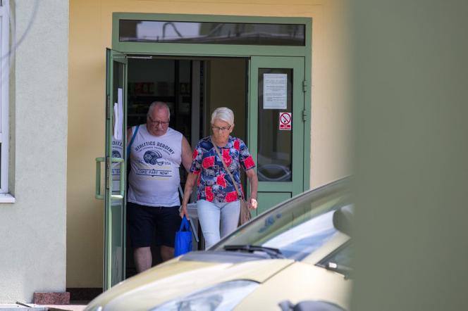 Mama Edyty Górniak wychodzi ze szpitala
