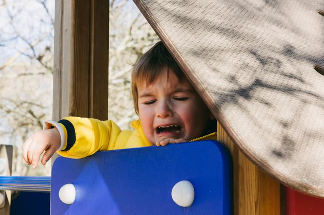 Płaczące dziecko na placu zabaw