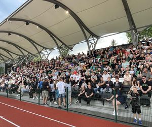 Kibice na otwarciu stadionu w Starachowicach