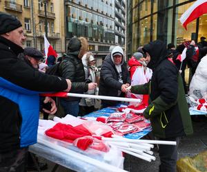 Tłumy rozpoczęły protest pod Sejmem! Uczestnicy solidarni z Mariuszem Kamińskim i Maciejem Wąsikiem