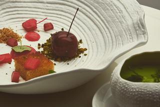 Foie gras w galaretce z porto z rabarbarem i brioszką