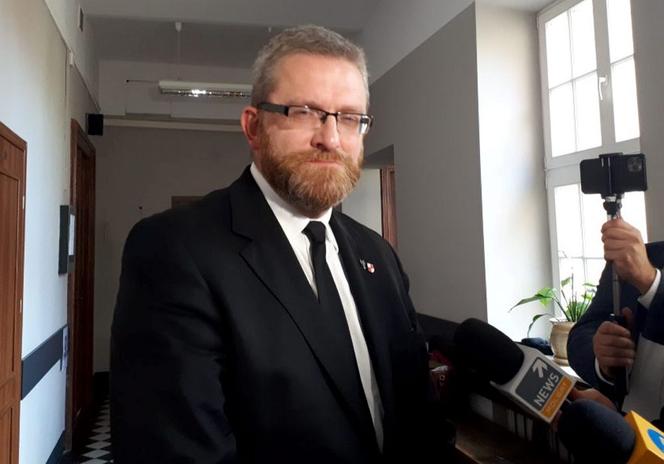 Grzegorz Braun w sądzie bez maseczki