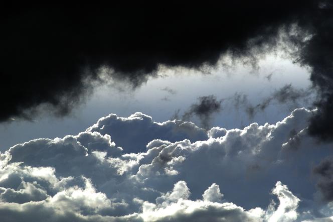 Czarne, burzowe chmury nad Polską