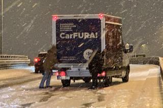 Potężna śnieżyca sparaliżowała Warszawę! Tony śniegu przykryły ulice