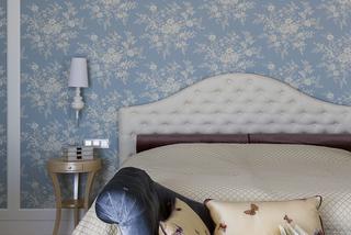Błękitny kolor ścian w sypialni z tapetą