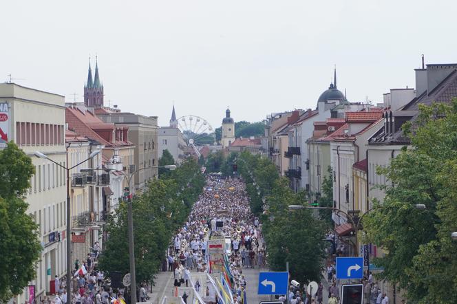 Boże Ciało 2024. Tłumy wiernych przeszły w procesji ulicami Białegostoku