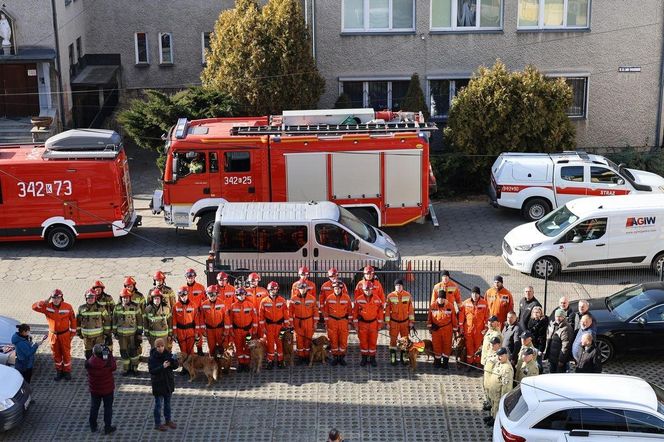 Strażacy przyszli pod dom komendanta, żeby go pożegnać. Mieli ważny powód