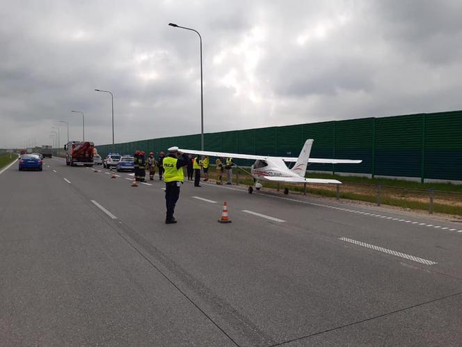 Awaryjne lądowanie awionetki na autostradzie A1 koło Częstochowy. Trasa całkowicie zablokowana
