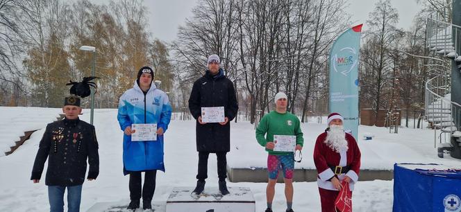 Lodowe pływanie to sport ekstremalny dla prawdziwych śmiałków. W tym gronie jest Mateusz Pawlica z Tarnowskich Gór 