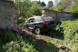 Niecodzienny wypadek w Jarosławiu na Podkarpaciu: Rozpędzone audi uderzyło w klasztor