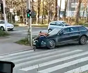 Pieszy jechał na masce auta w Bielsku-Białej. Nie zamierzał odpuścić kierowcy