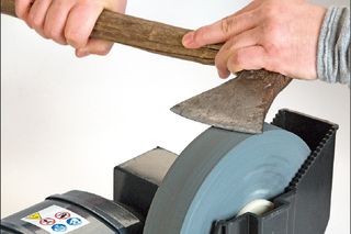 Jak ostrzyć noże, dłuta, siekierę. Osełki ręczne i elektryczny sprzęt do ostrzenia