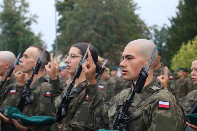 Żołnierz zrobił to podczas przysięgi. Wszystkim odebrało mowę