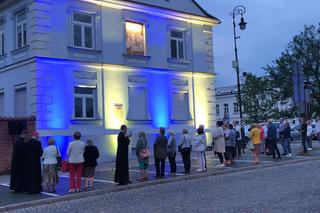 Płock. Kardynał Dziwisz odsłonił Okno papieskie! Ponad tysiąc marmurów i granitów!