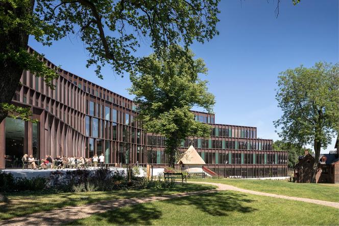 Miedziane elewacje niczym kadzie - Carlsberg; Kopenhaga; proj. CF Møller Architects