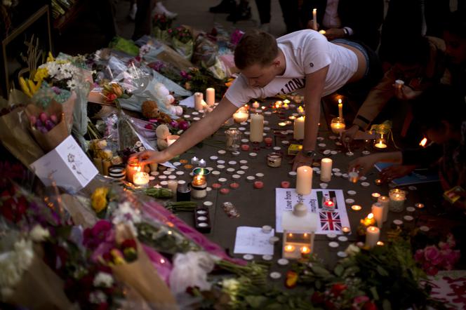 Ariana Grande - kwiaty przed halą w Manchesterze po zamachu na koncercie