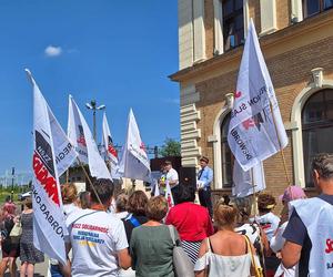 Protest przed siedzibą PKP Cargo w Tarnowskich Górach. Pracę straci tam kilkaset osób